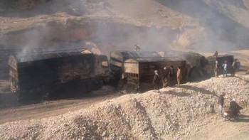 تصویر از طالبان موترهای ذغال سنگ را در سمنگان به آتش کشید