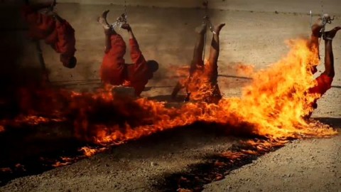 تصویر از داعش اعضای یک خانواده را در ملاعام در آتش سوزاند