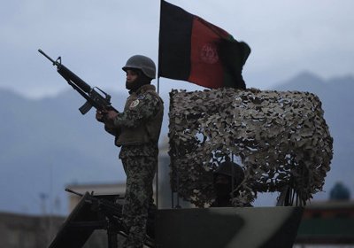 تصویر از یک سرباز ارتش در حملۀ طالبان در زابل جان باخت