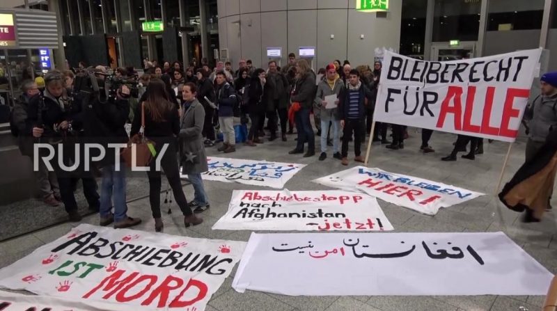 تصویر از تظاهرات فعالان مدنی آلمان علیه اخراج پناهجویان افغان