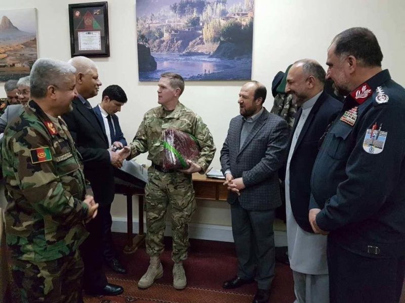 تصویر از ماموریت ۲ ساله جنرال انگلیسی در افغانستان پایان یافت+عکس