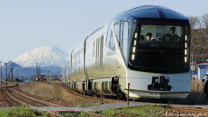تصویر از شیک ترین قطار جهان در جاپان بکار آغاز کرد+عکس