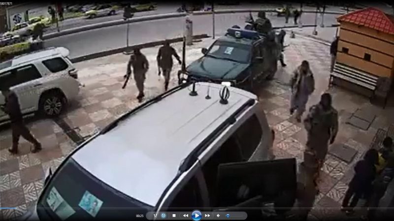 تصویر از جریان درگیری محافظان دو وکیل از چشم کمره امنیتی