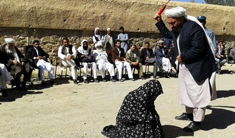 تصویر از طالبان یک پسر و یک دختر را شلاق زدند