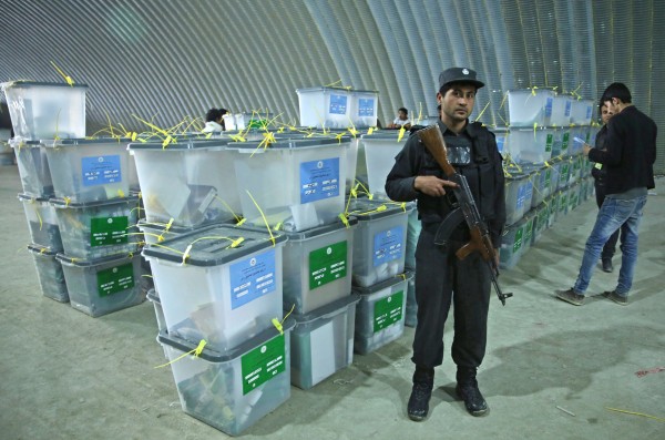 تصویر از کمیسیون انتخابات چگونگی رأی‌دهی نظامیان و کارکنان روز انتخابات را توضیح داد