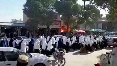تصویر از دختران دانش آموز در پکتیا در اعتراض به بسته شدن مکاتب تظاهرات کردند