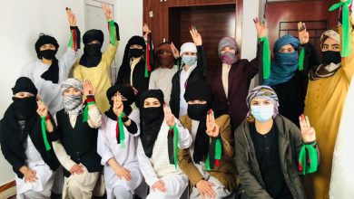 تصویر از مقاومت زنان در برابر طالبان، زنان با لباس مردانه به مراکز آموزشی می روند